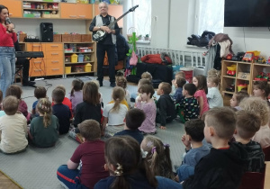 Dzieci słuchają muzyki.