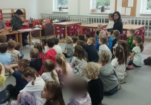 Dzieci słuchają bajki.