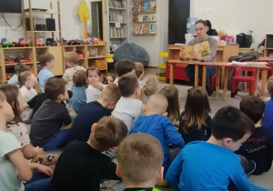 Dzieci słuchają bajki.