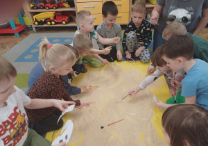 Dzieci poszukują szczątek dinozaurów.