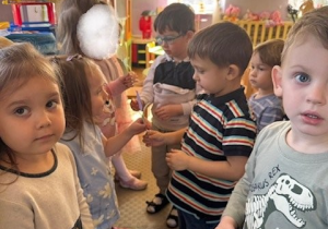 Dziewczynki dostają kwiatki od chłopców.