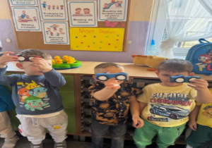 Chłopcy trzymają samochody.