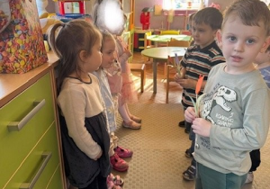 Dzieci wręczają sobie prezenty.