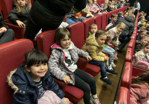 Dzieci są w teatrze.