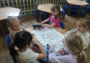 Dziewczynki kolorują obrazki.