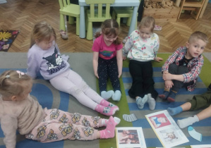 Dzieci oglądają zdjęcia.