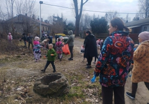 Dzieci sprzątają okolicę.
