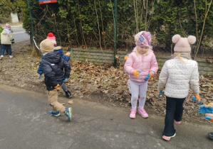 Dzieci sprzątają śmieci.
