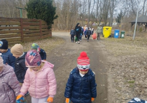 Dzieci sprzątają okolicę.
