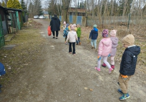 Dzieci sprzątają okolicę.