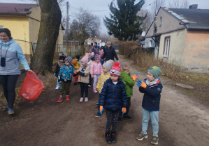 Dzieci sprzątają okolicę.