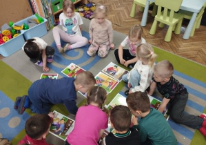 Dzieci oglądają ilustracje.