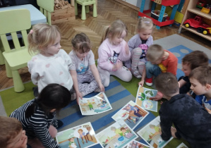 Dzieci układają historyjkę obrazkową.