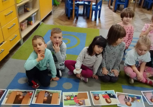Dzieci oglądają ilustracje.