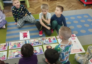 Dzieci oglądają ilustracje.