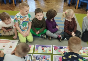 Dzieci oglądają ilustrację.