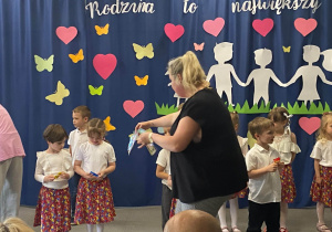 Nauczycielka rozdaje prezenty dla rodziców.