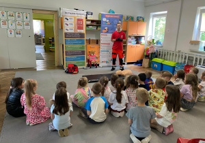 Dzieci oglądają pokaz ćwiczeń.