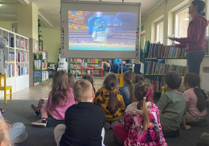 Dzieci oglądają bajkę edukacyjną.