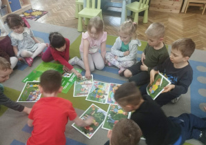 Dzieci oglądają ilustracje.