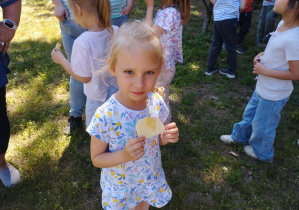 Dziewczynka je miód.