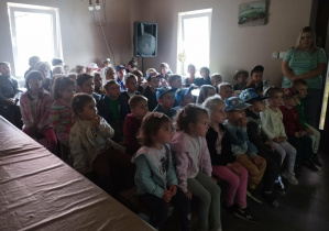 Dzieci oglądają film edukacyjny.