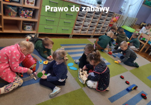 Dzieci bawią się na dywanie