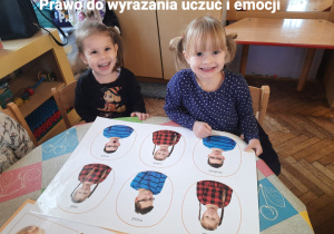 Dziewczynki uśmiechają się do zdjęcia