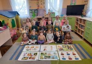 Zdjęcie grupowe dzieci z grupy „Motylki"