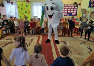 Pan Ząbek bawi się z dziećmi w kole