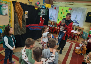 Dzieci biorą udział w magicznym przedstawieniu