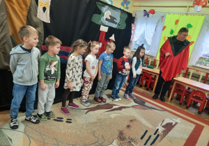Dzieci biorą udział w magicznym przedstawieniu
